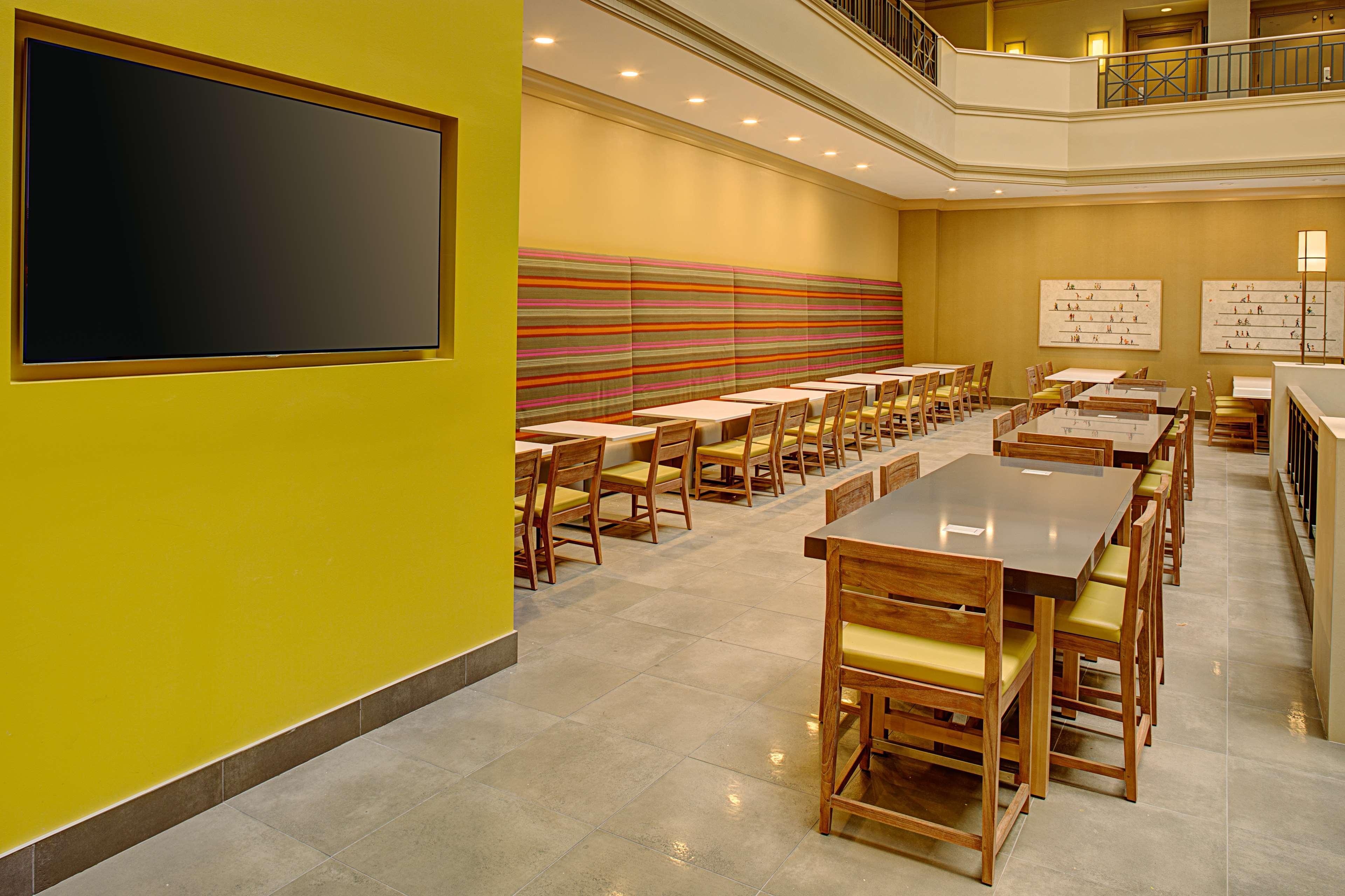 Hotel Embassy By Hilton Bay Downtown 3*