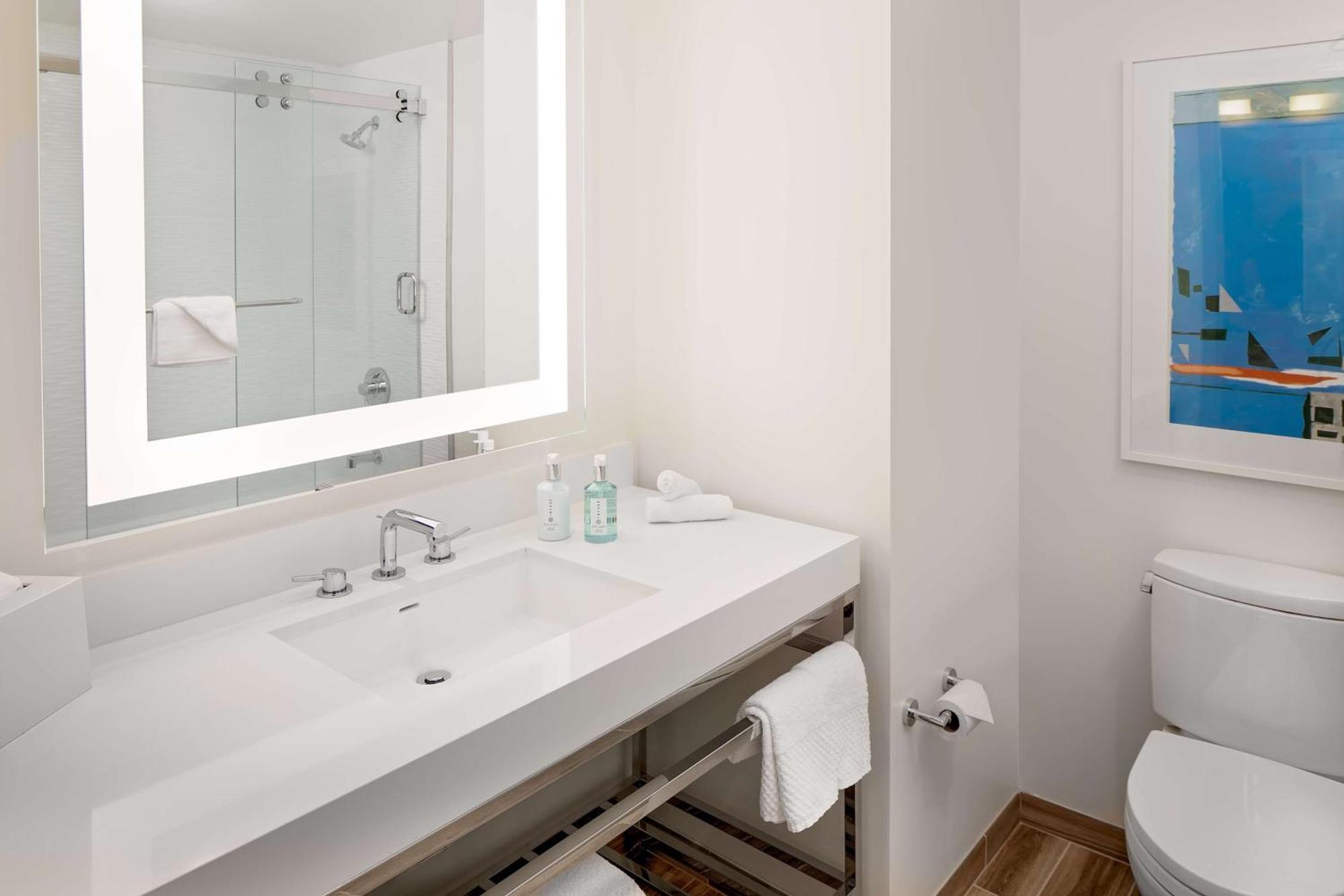 Embassy By Hilton Bay Downtown 3*