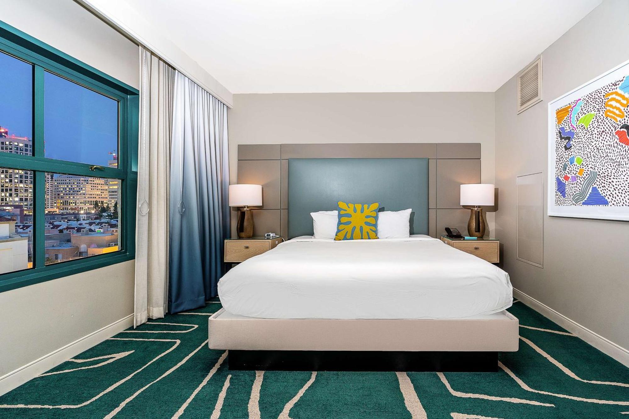 Hotel Embassy By Hilton Bay Downtown 3*